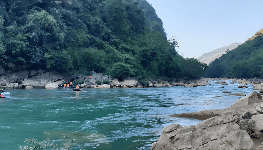 A boat ride on the Nho Que River is the best way to fully immerse yourself in the stunning landscapes of Ha Giang (Source: Fanpage NHO QUE RIVER Paradise)
